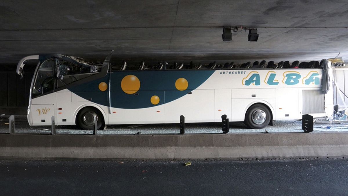 فرانسه؛ دهها زخمی در برخورد سقف یک اتوبوس با پلی کم ارتفاع