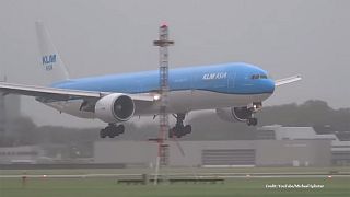 Βίντεο: Δραματική προσγείωση αεροσκάφους στο Άμστερνταμ