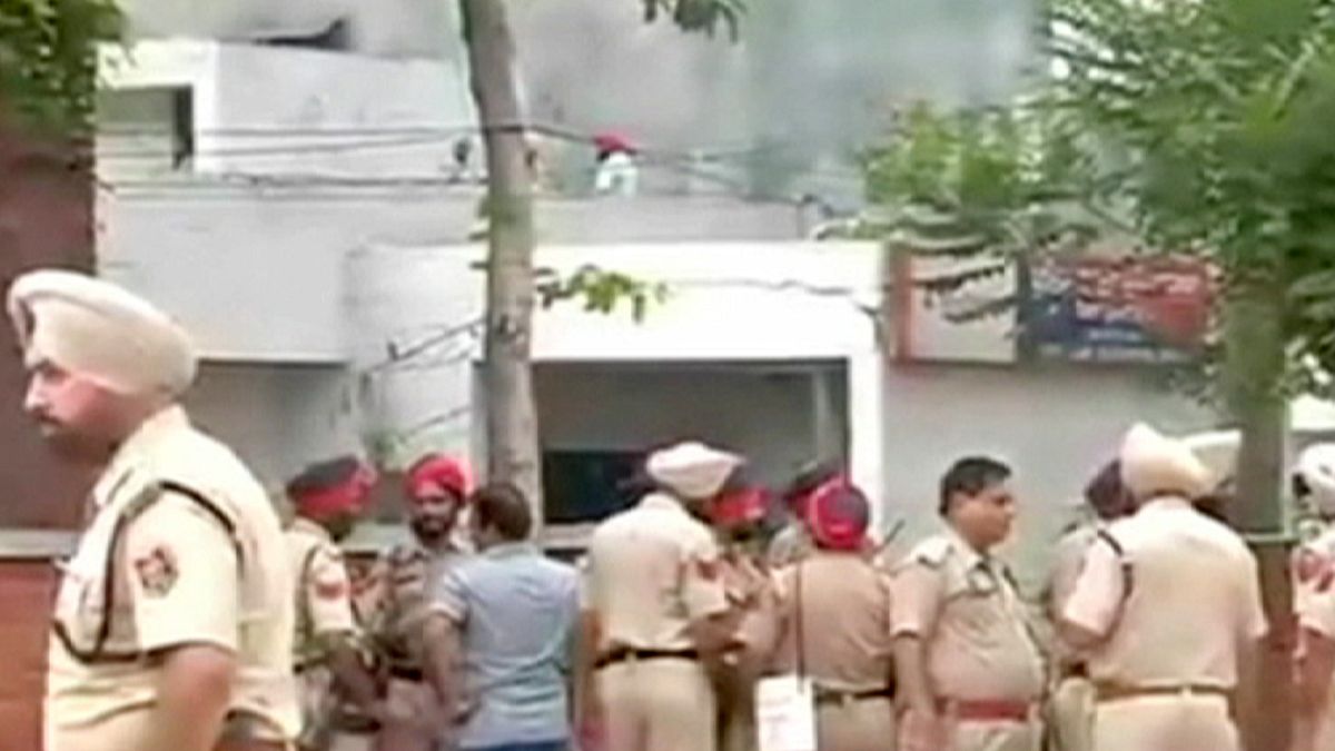 At least 6 dead in attack on police in India-Pakistan border town