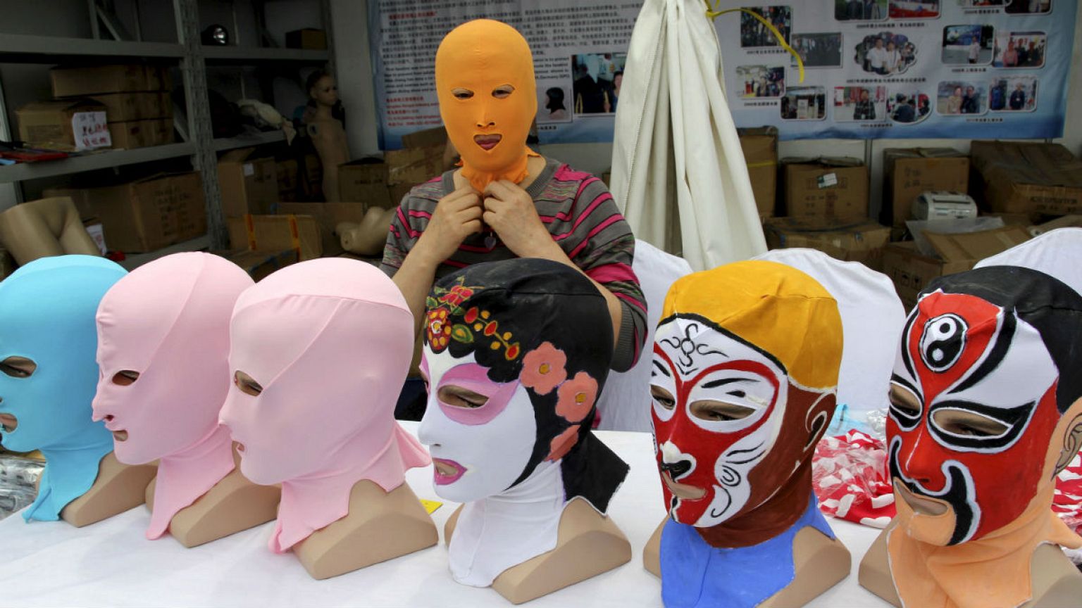 Çinli kadınların bronzlaşma korkusu: "Facekini"