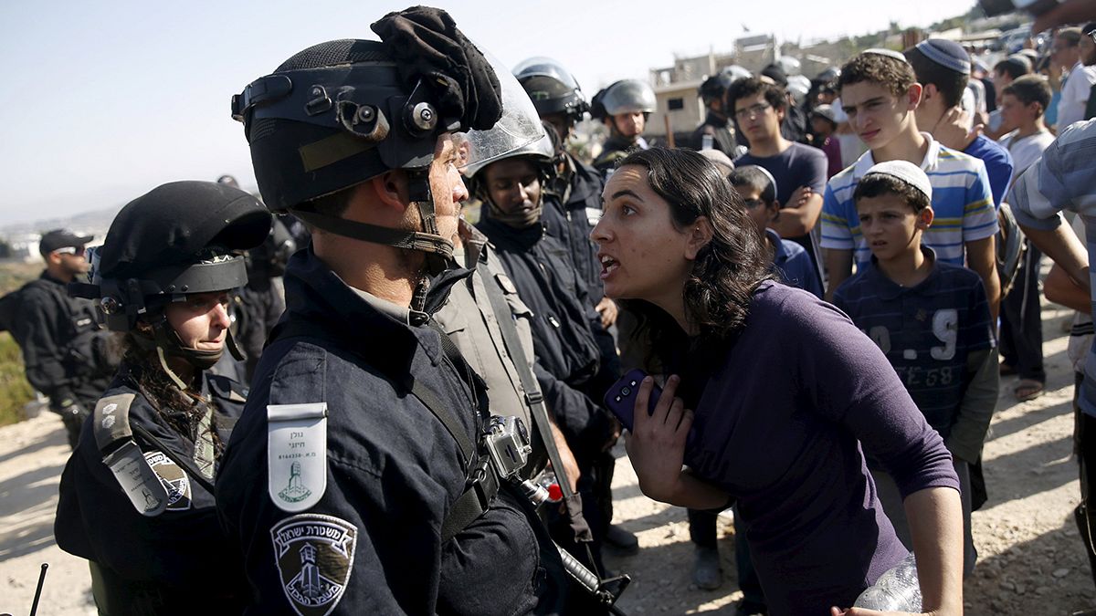 West Bank: Jewish settlers scuffle with police