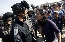 Colonos judíos se enfrentan a la policía israelí por dos edificios ilegales