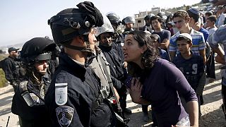 West Bank: Jewish settlers scuffle with police