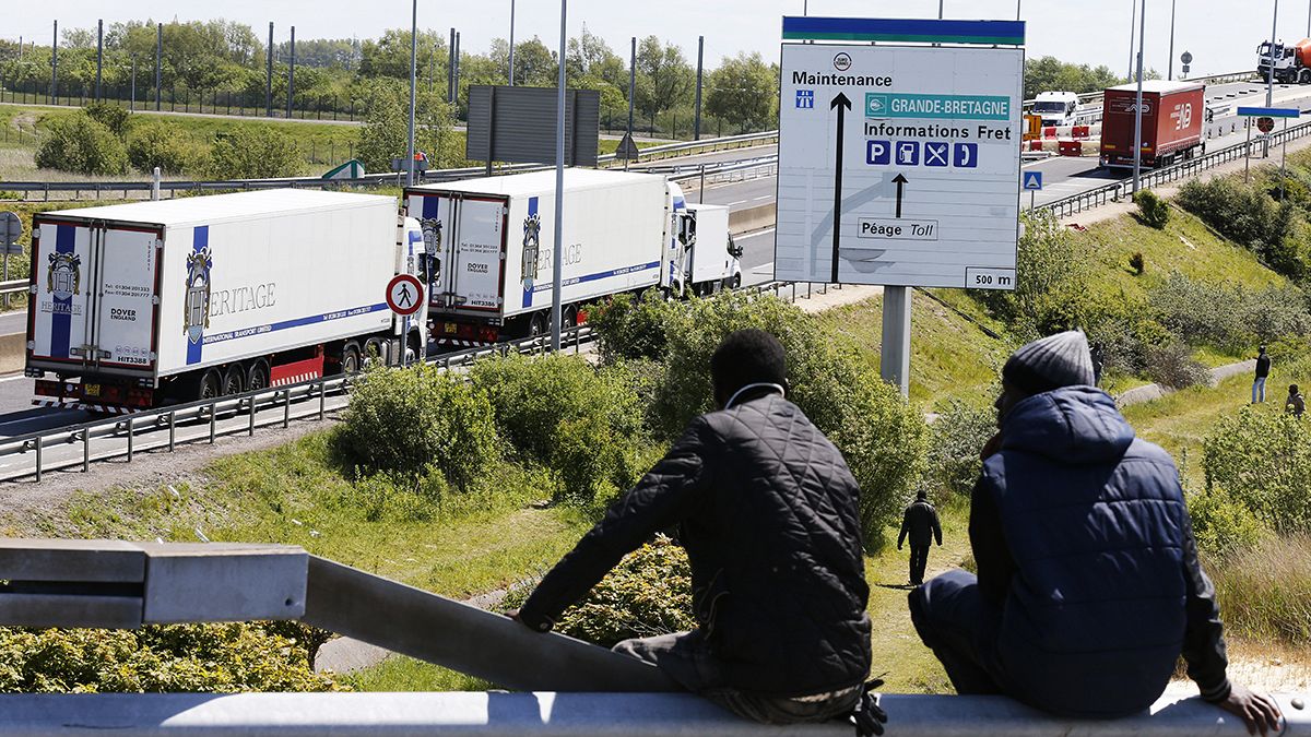 Muere un inmigrante atropellado por un camión durante una incursión masiva en Calais para cruzar al Reino Unido