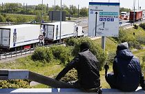 Man killed as 1,500 migrants try to enter 
Channel Tunnel in Calais