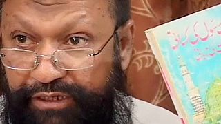 Malik Ishaq: Pakistan Sunni militant chief dies in shootout