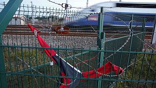 Tunnel della Manica, Francia e Gran Bretagna rafforzano la sicurezza dopo la morte di un migrante nell'assalto all'imbarco di Calais