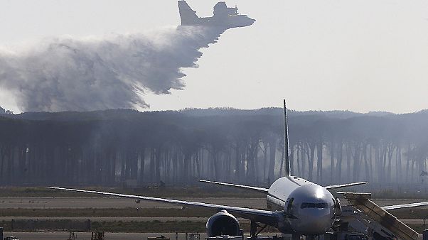 Waldbrand legt römischen Flughafen lahm Waldbrand legt römischen Flughafen lahm