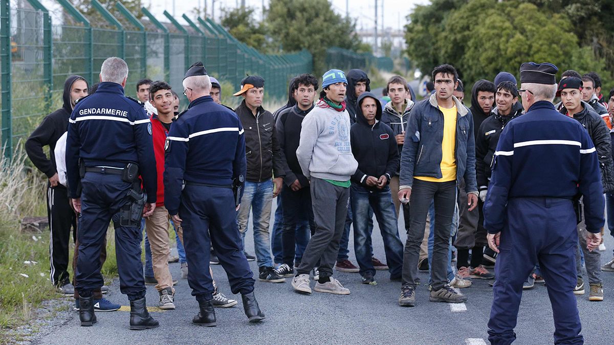 Cientos de ilegales vuelven a intentar cruzar el Eurotúnel de noche
