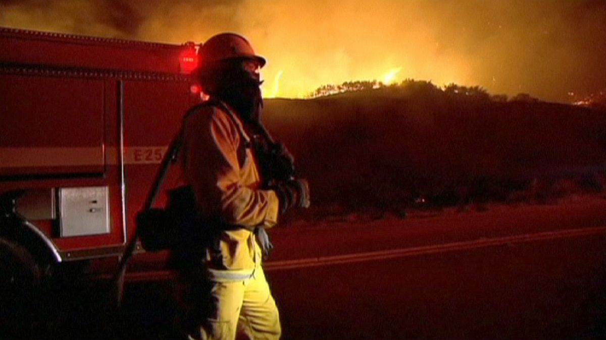 اجلاء مئات السكان في كاليفورنيا جراء حرائق الغابات