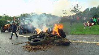 Produtores de leite bloqueiam estradas belgas