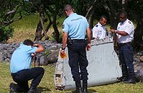 تحقیقات روی قطعه ای که احتمالا متعلق به هواپیمای ناپدید شده مالزیست