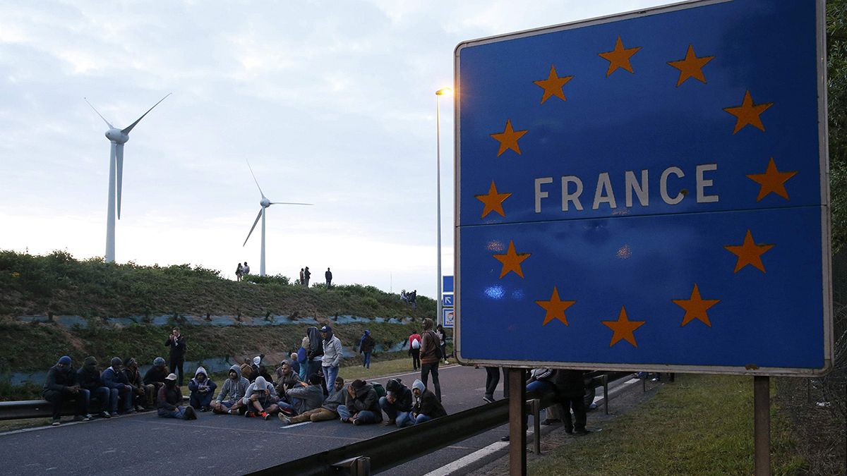 Migrant crisis becomes hot political issue in Britain and France