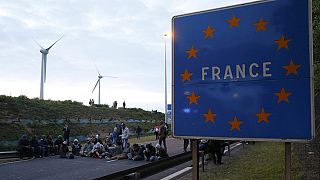 Migrant crisis becomes hot political issue in Britain and France