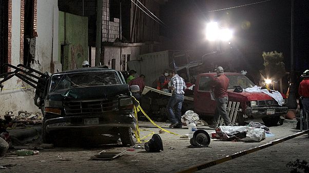 México: 26 mortos em acidente durante procissão México: 26 mortos em acidente durante procissão