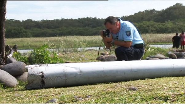 Investigadores e fragmento de avião que deu à costa na Ilha da Reunião já estão a caminho de França Investigadores e fragmento de avião que deu à costa na Ilha da Reunião já estão a caminho de França