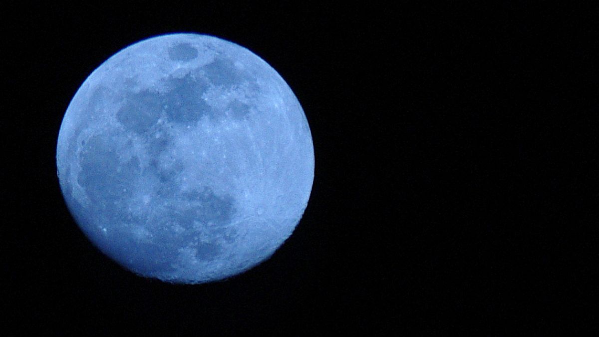 Над Землей взойдет "голубая Луна"