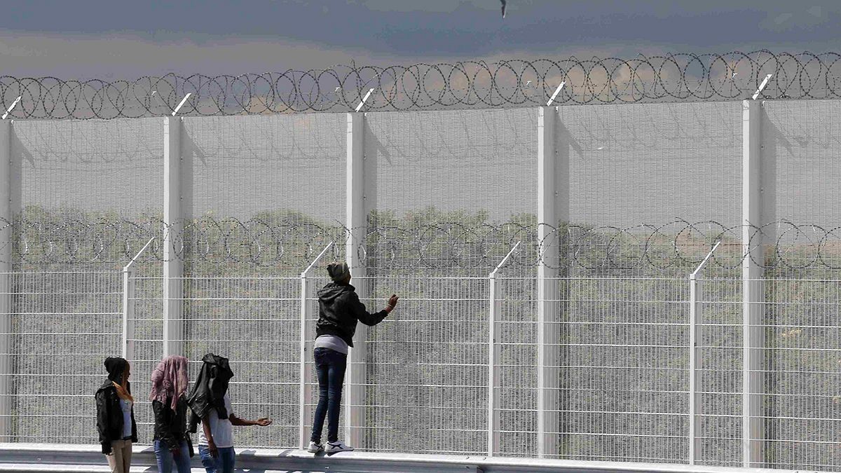 Migranti: Cameron promette più barriere e controlli