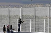 ديفيد كمرون يعد بالتحرك الفوري ازاء محاولات المهاجرين العبور عبر نفق المانش