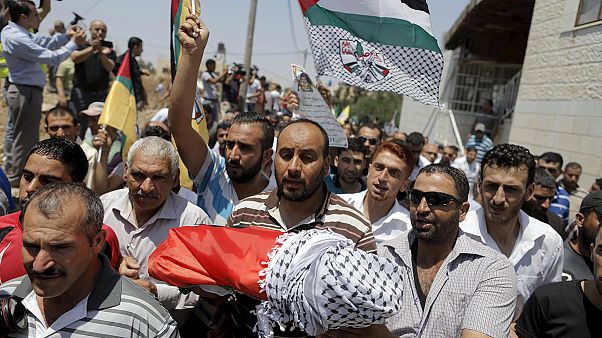 ابراز خشم فلسطینیان در مراسم تدفین نوزاد سوزانده شده فلسطینی ابراز خشم فلسطینیان در مراسم تدفین نوزاد سوزانده شده فلسطینی