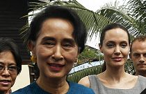 Angelina Jolie visita a mujeres trabajadoras y a la líder opositora en Birmania