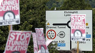 Manifestations pro et anti-migrants du côté britannique du tunnel