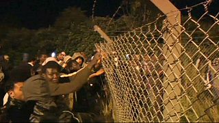 Calais : plus de 200 migrants tentent de s'introduire sur le site d'Eurotunnel