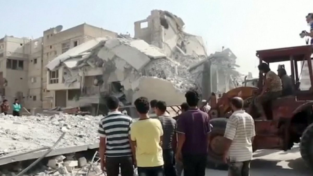 مقتل واصابة العشرات بعد سقوط طائرة حربية فوق سوق شعبي بريف ادلب