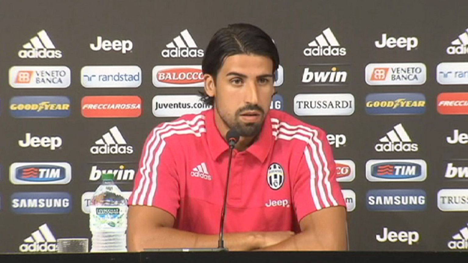 Juventuslu Sami Khedira iki ay sahalardan uzak kalacak