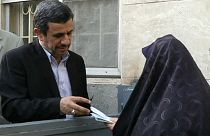 Mahmud Ahmadineyad se deja ver, cada vez con más frecuencia, en la escena pública