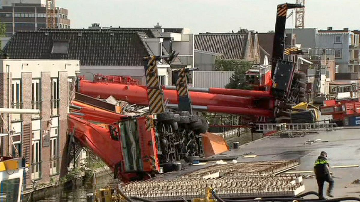 2 grues géantes s'effondrent aux Pays-Bas : plusieurs maisons endommagées