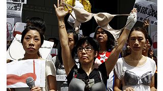 Protesta con sujetadores al aire contra la policía de Hong Kong