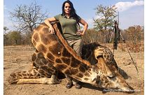 Tollé sur internet : une chasseuse pose auprès d'un cadavre de girafe