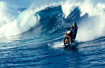 Incredibile a Tahiti: ecco il surf con la moto!