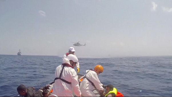 Al menos 25 muertos y cientos de desaparecidos al naufragar un barco cargado de inmigrantes clandestinos en aguas libias Al menos 25 muertos y cientos de desaparecidos al naufragar un barco cargado de inmigrantes clandestinos en aguas libias