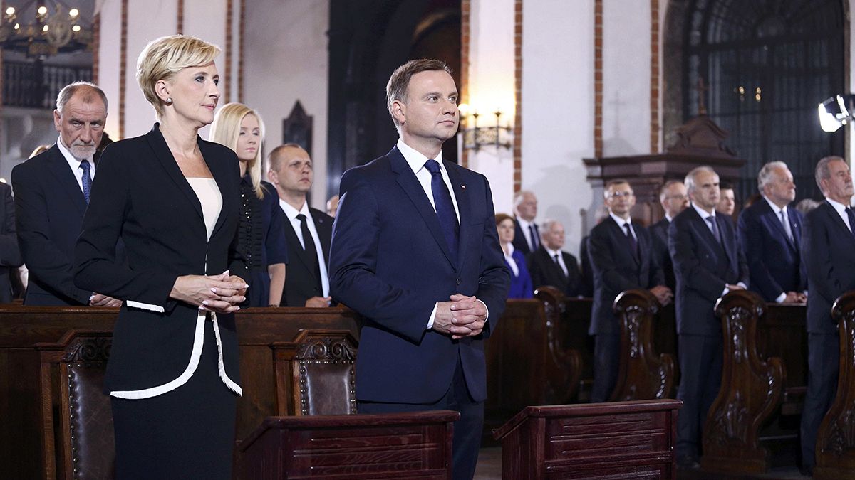 New Polish president sworn in and promises he'll make good his election word