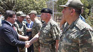 Davutoglu visita a las tropas turcas destinadas en la frontera siria