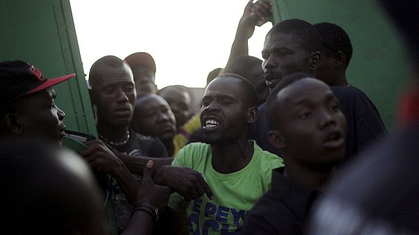 Haiti al voto, clima tesissimo. Il presidente Martelly contestato fuori dal seggio Haiti al voto, clima tesissimo. Il presidente Martelly contestato fuori dal seggio