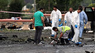 Ataque suicida con coche bomba y tiroteo mortal en una comisaría de Estambul