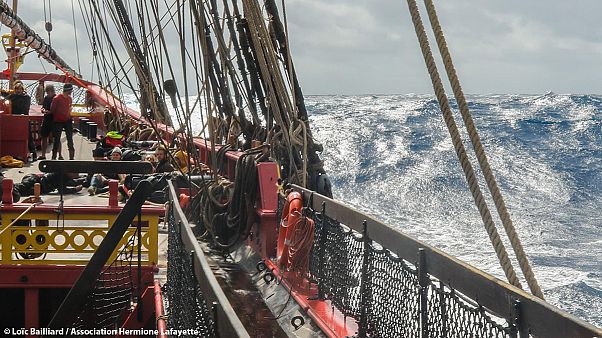Fragata Hermione regressa a águas francesas com sucesso e diário de bordo recheado Fragata Hermione regressa a águas francesas com sucesso e diário de bordo recheado