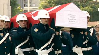 В Турции похоронили полицейского, убитого во время нападения террористов в понедельник