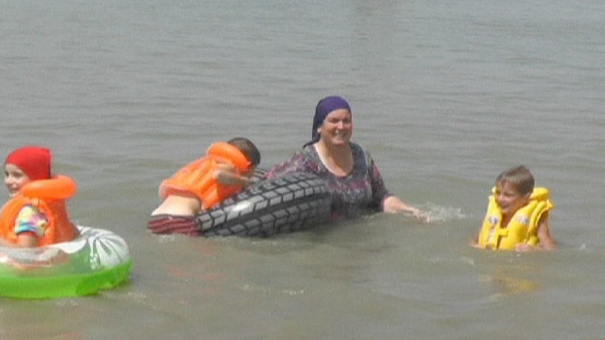 Otthonkában fürdenek a nénik az első csecsen női strandon