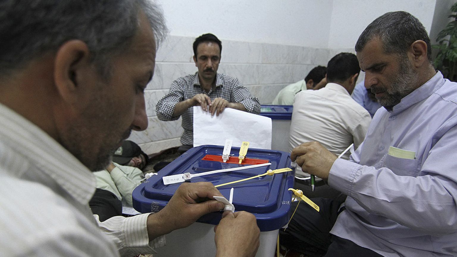 گفتگو با اردشیر امیرارجمند و محمد تقی کروبی درباره چشم انداز انتخابات