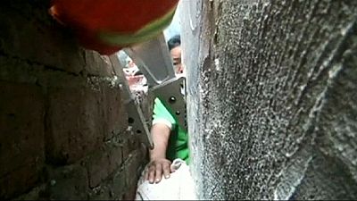 Menino chinês ficou preso numa rocha