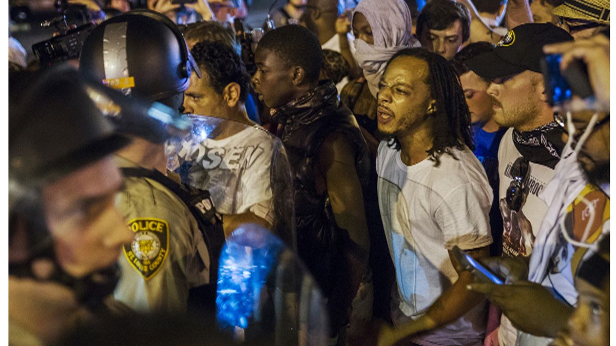 Ancora tensione a Ferguson, Usa. Licenziato il poliziotto che ha sparato su un diciottenne afroamericano