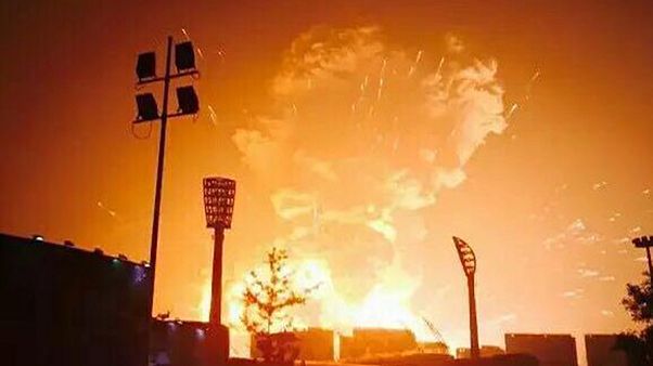 China: Explosão na cidade portuária de Tianjin fez vários mortos e centenas de feridos China: Explosão na cidade portuária de Tianjin fez vários mortos e centenas de feridos