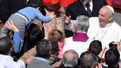 Image:Pope Francis meets a boy in the crowd after Easter Sunday mass at Vat