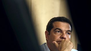 Parlamento de Atenas discute terceiro resgate financeiro com eleições antecipadas no horizonte