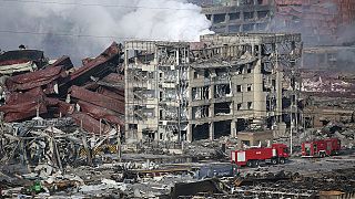 Число жертв взрывов на складе в Китае растет