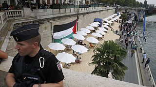 Rendőrök vigyáztak a strandolókra Párizsban
